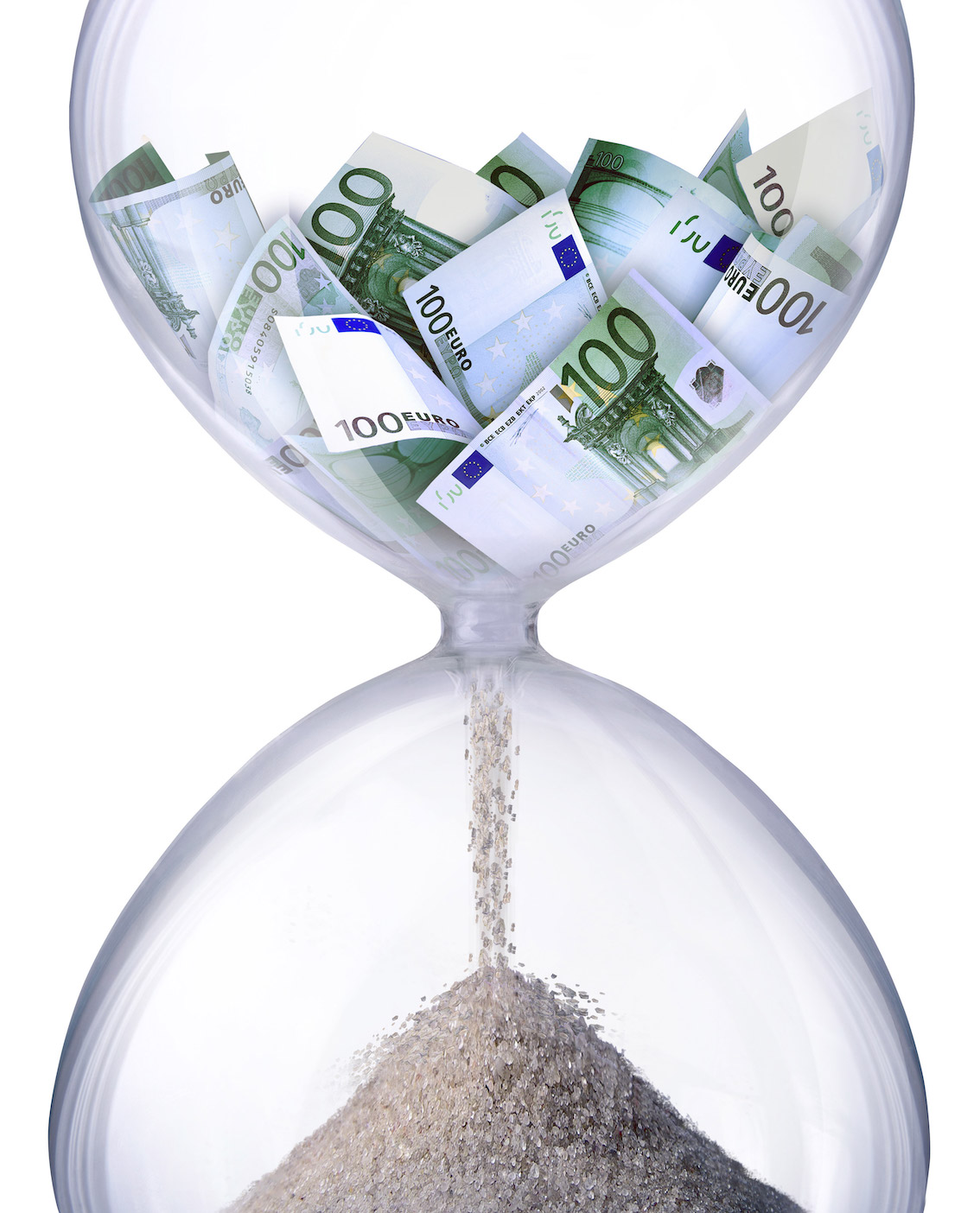 Ett timglas fyllt med eurosedlar på en vit bakgrund.